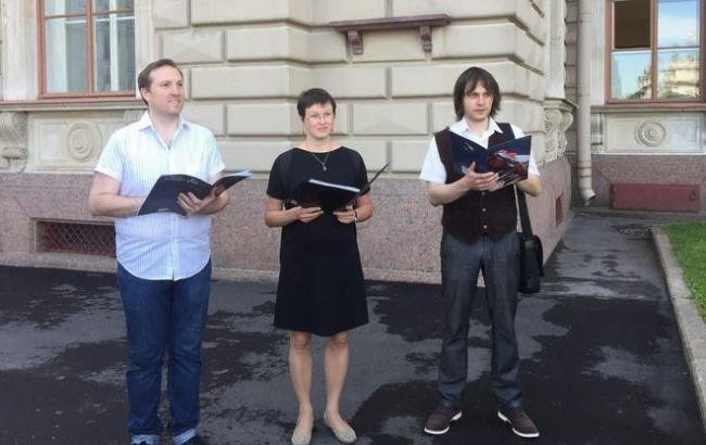 У Петербурзі ЛГБТ-активісти заспівали арію з лайок місцевого депутата