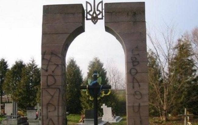 Украинские памятники в Польше могли уничтожать пророссийские вандалы