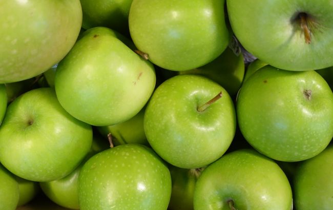 Что означают крошечные пятнышки на яблоках: ответ очень неожиданный