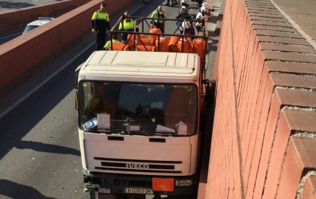 Власти Испании исключили версию о теракте в связи с угоном грузовика в Барселоне