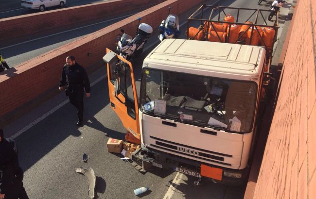 У Барселоні чоловік викрав вантажівку з вибухонебезпечними балонами і попрямував до центру міста