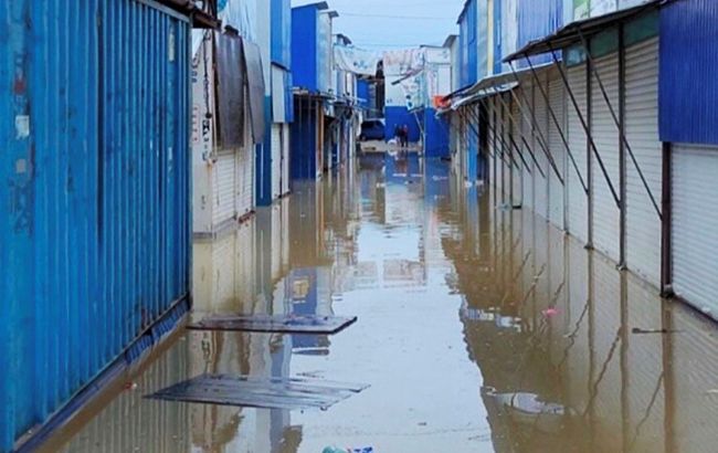 У Чернівцях затопило вулиці і найбільший ринок