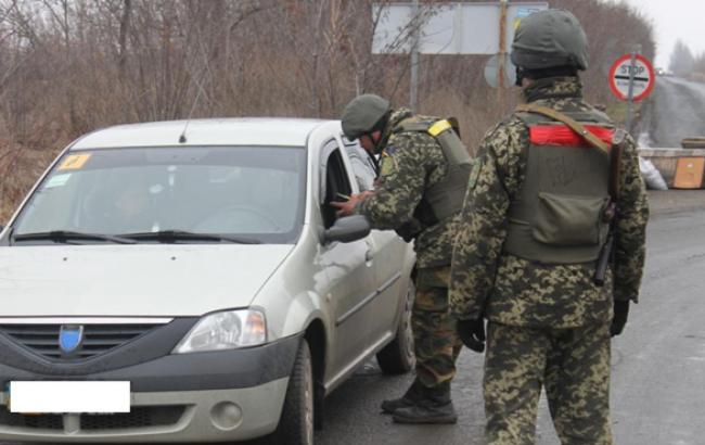 СБУ из-за обстрелов временно приостановила пропуск авто и граждан на 4 дорожных направлениях, – штаб АТО