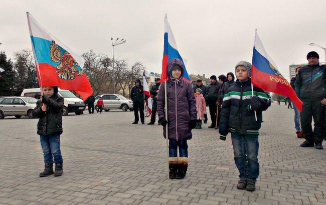 Жителів Криму "наполегливо просять" радіти окупації півострова