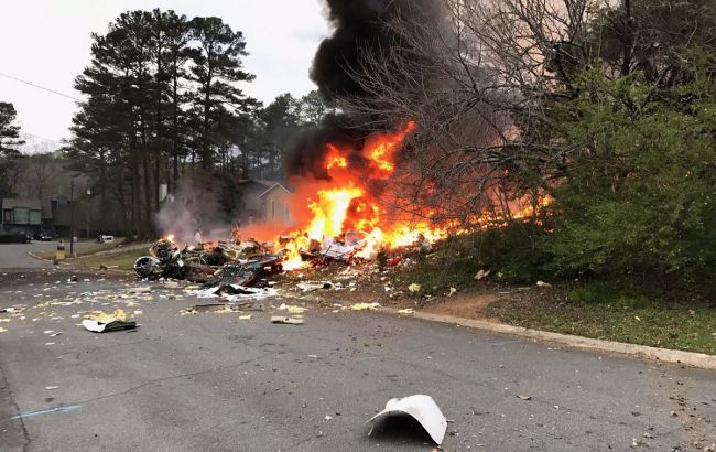 У США літак врізався у житловий будинок, є жертви