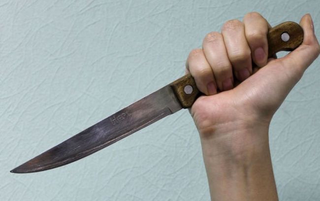 В Кам`янці-Подільському дівчина з ножем пограбувала кредитну спілку