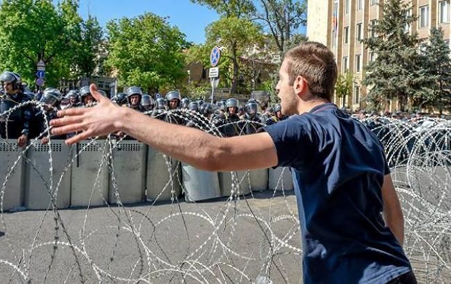 Протесты в Ереване возобновились, полиция задержала нескольких активистов