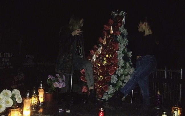 Мережу обурили фото дівчат, які цілуються на львівському цвинтарі