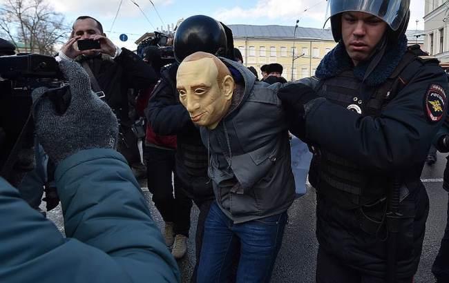 У Москві затримали активіста в масці Путіна