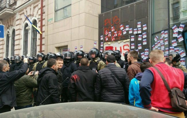 В ходе столкновений возле Сбербанка в Харькове пострадали двое полицейских и один активист