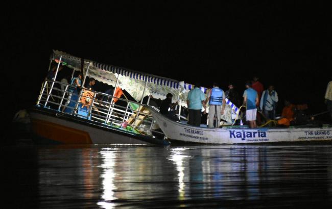В Индии перевернулась туристическая лодка, десятки погибших