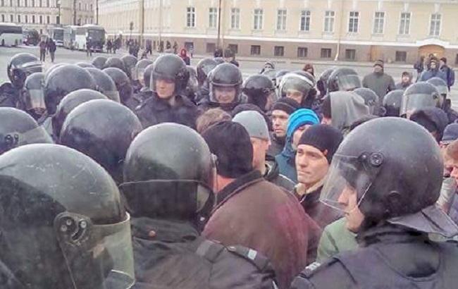 В России полиция задержала десятки сторонников оппозиции в нескольких городах