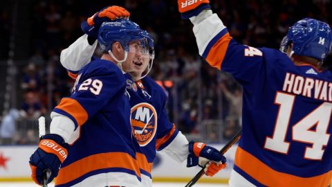 Форвард "Айлендерс" с дублем возглавил топ-3 звезд вечера НХЛ: видео