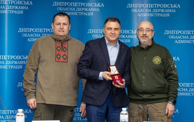 Резніков нагородив дніпровських лікарів і комунальників