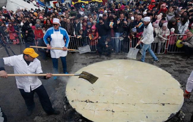 В Москве зрители съели подгоревший трехметровый блин