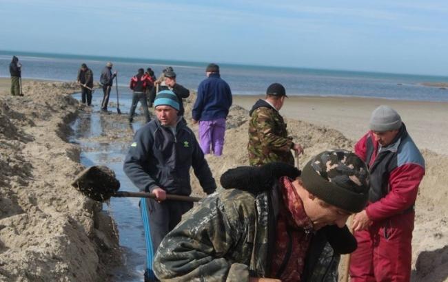 Одеські активісти викопали канал від лиману до моря