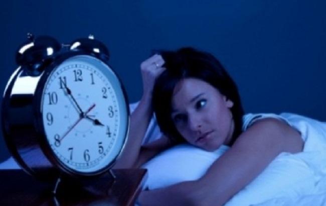 Вчені пояснили, чому неможливо заснути рано