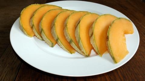 "Сладенькое на вечер": в киевском супермаркете продают дыни с "сюрпризом" (фото)