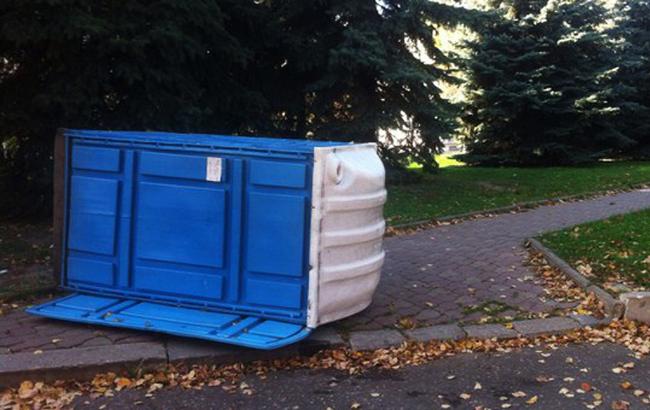 ДТП с неприятным запахом: в Киеве автомобиль врезался в биотуалет