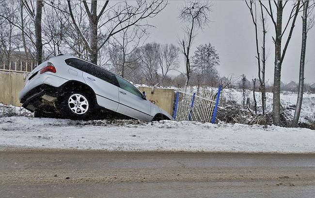 Погода в Україні: синоптики попереджають про ожеледицю на дорогах 8 березня