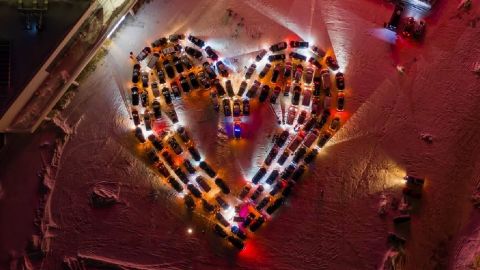 В Киеве и Одессе автомобилисты сделали яркие валентинки из машин