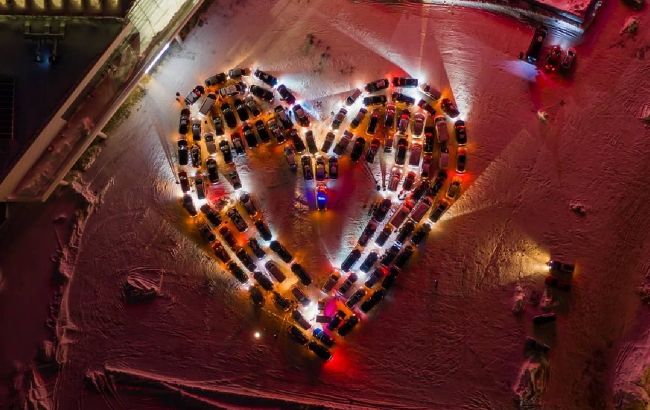 В Киеве и Одессе автомобилисты сделали яркие валентинки из машин