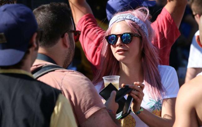 Кара Делевинь появилась на публике с розовыми волосами