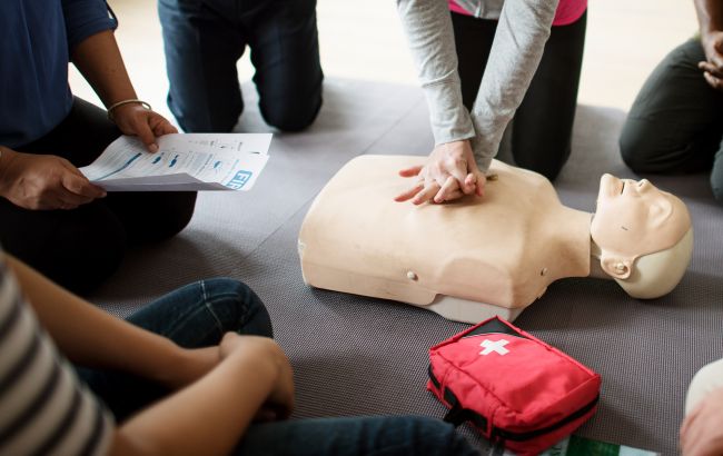 Це рятує життя. Як правильно робити серцево-легеневу реанімацію: корисна інструкція