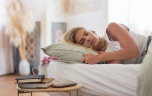 Чому жінки після 40 років гірше сплять: дієтолог назвала головну причину