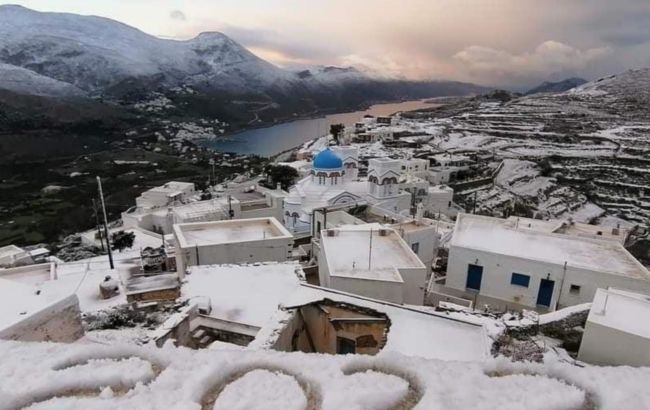 Редкое явление за десятки лет: курортные греческие острова накрыло сильным снегом
