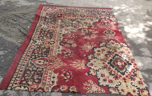 У Києві люди "залатали" ями на дорозі килимами (фото)