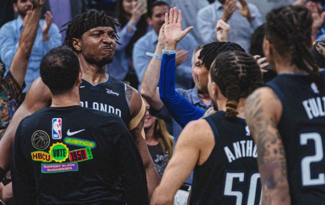 Центровой "Орландо" оформил победный баззер на подборе: момент дня в НБА