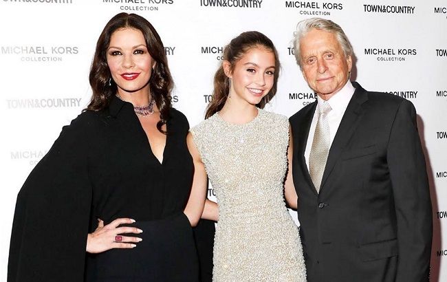 Кетрін Зета-Джонс з донькою викупала "малюка" Тейлора Дугласа (відео)