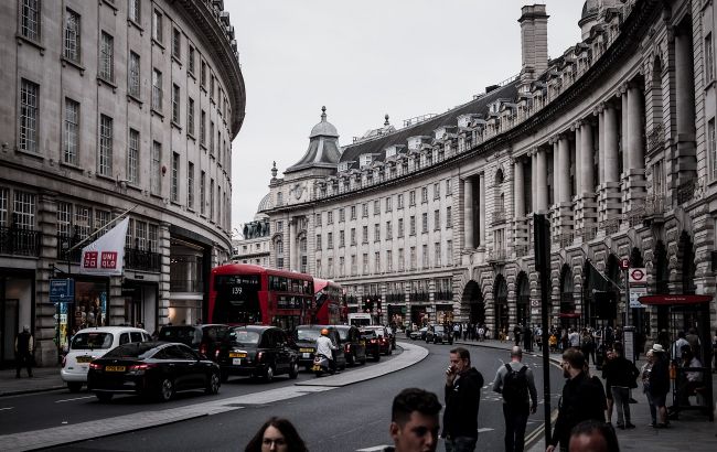 Не по специальности. Сколько беженцев в Великобритании уже нашли работу