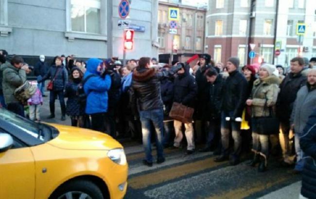 Полиция задержала участников акции валютных заемщиков у здания Центробанка РФ
