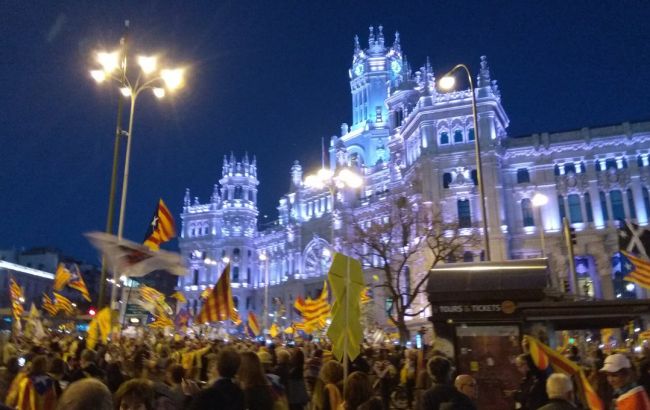 В Мадриде тысячи людей митинговали за независимость Каталонии
