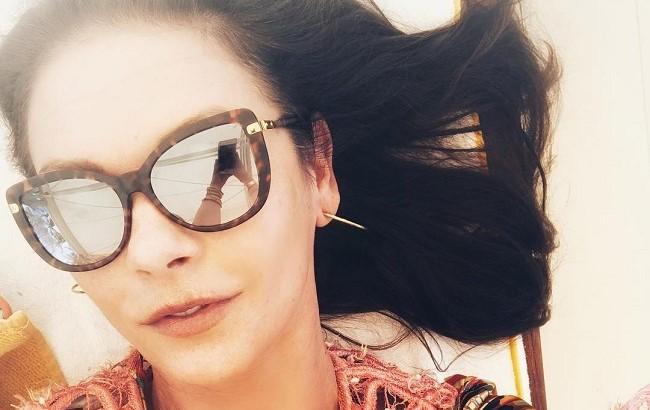 Голливудская актриса восхитила образом в платье-вышиванке на отдыхе