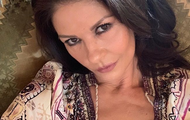 Смело! 50-летняя Кэтрин Зета-Джонс удивила откровенным фото из постели