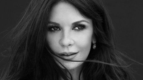 В легинсах с портретом мужа: 50-летняя Кэтрин Зета-Джонс похвасталась спортивной фигурой в оригинальном наряде