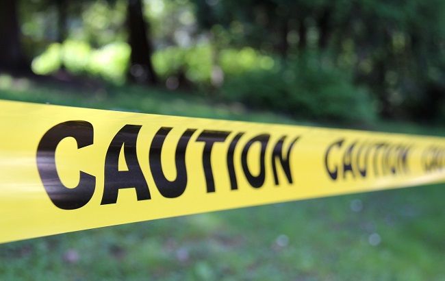 У центрі Львова поруч з жінкою впала бетонна конструкція