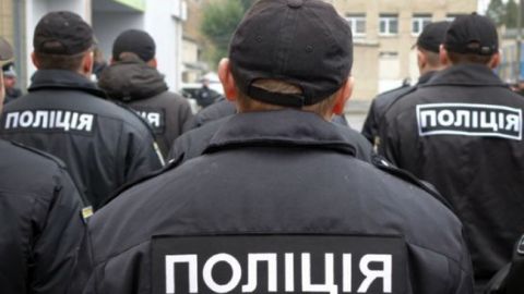 В Кривом Роге избили полицейских и отобрали у них автомат