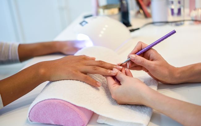 Салон краси в Києві влип у грандіозний скандал: клієнтку принизили через національність