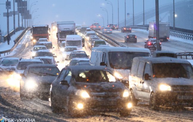 В Україні почали закривати траси через сильні снігопади: куди не можна їхати