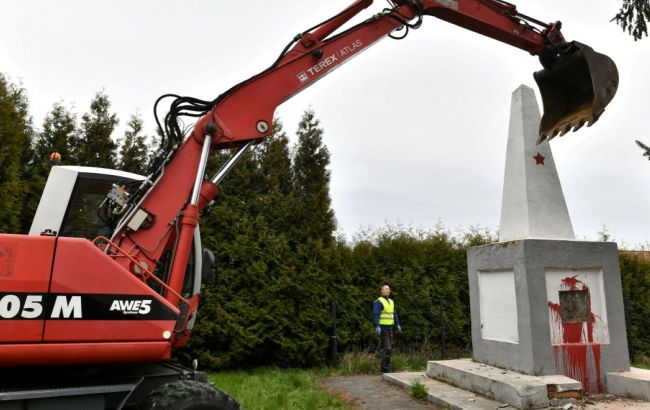"Не должны пугать людей". В Польше начали демонтаж советских памятников