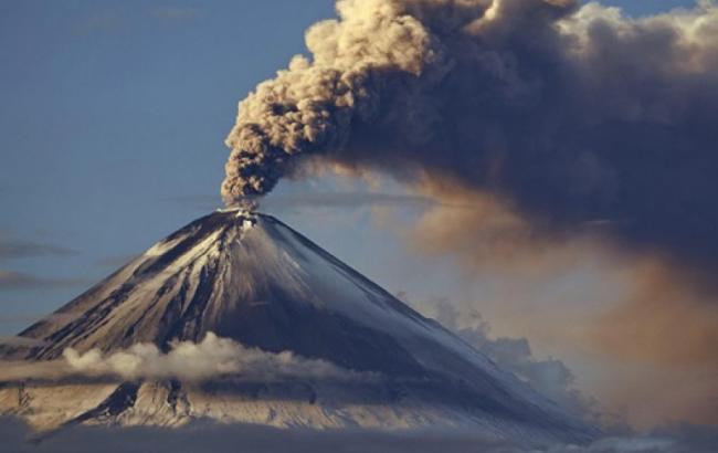 Вулкан Ключевський на Камчатці викинув стовп попелу 5,5 км