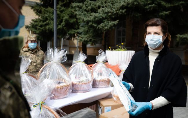 Марина Порошенко передала в военный госпиталь защитные костюмы для врачей и пасхальные куличи