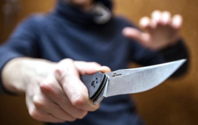 В центре Киева мужчина с ножом напал на женщину