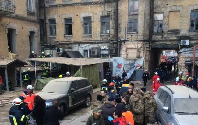 Обвал будинку в Києві: рятувальники розібрали половину завалів