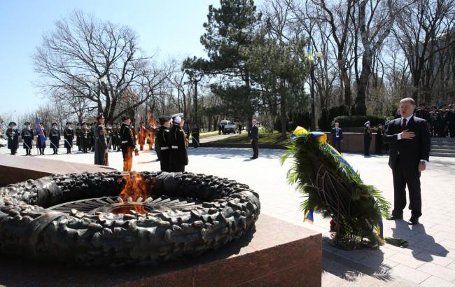 Порошенко поклав квіти до пам'ятника невідомому матросу в Одесі