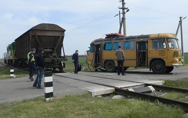 В Херсонській обл. автобус зіткнувся з потягом: 1 загиблий і 9 постраждалих